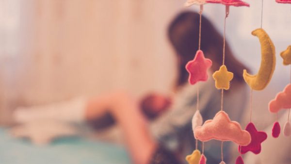 Vrouw deelt truc om baby de hele nacht door te laten slapen, maar niet iedereen is fan