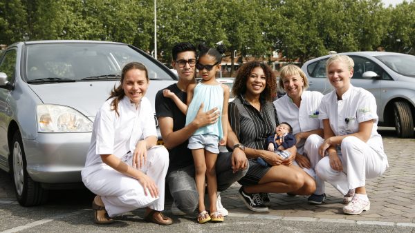 Naomie beviel op de parkeerplaats van het ziekenhuis