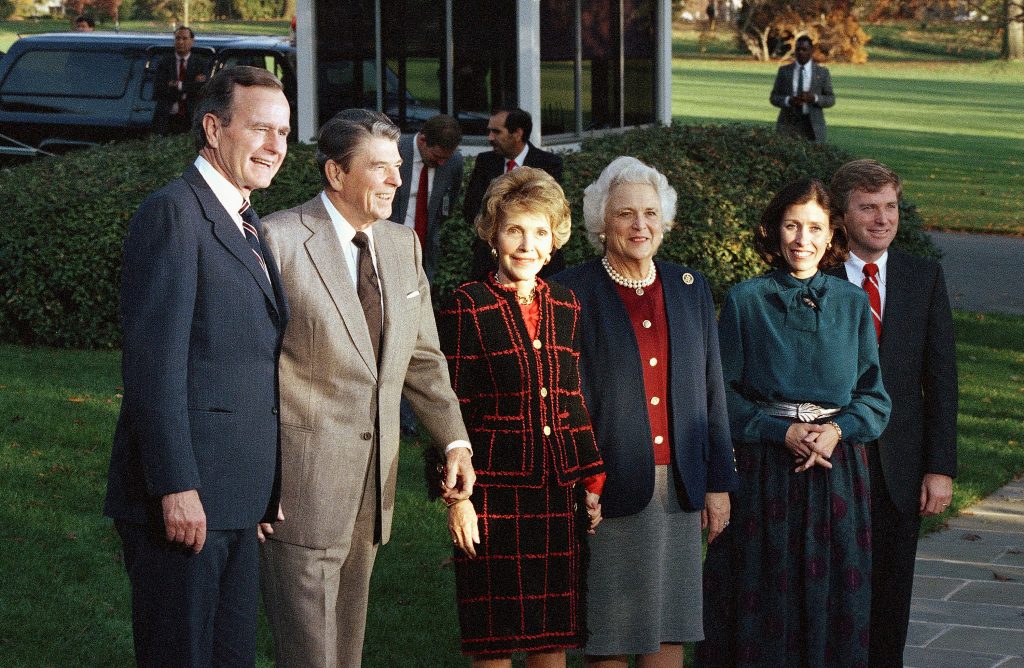 In 1988 verwelkomden Ronald en Nancy Reagan hun opvolgers George en Barbara in het Witte Huis.