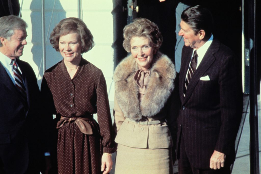 In 1980 lieten Jimmy en Rosalynn Carter (links) het Witte Huis aan Ronald en Nancy Reagan zien: