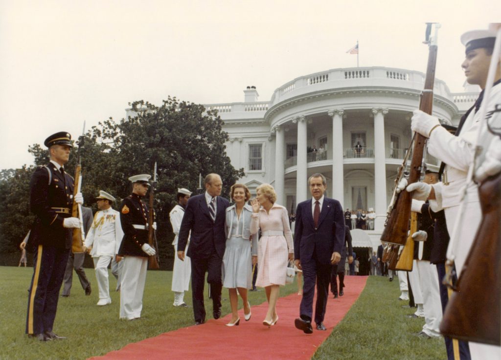 De Fords op hun beurt zwaaiden Richard en Pat Nixon uit toen ze het Witte Huis verlieten in 1974 (nadat Nixon was afgetreden vanwege het Watergate Schandaal).