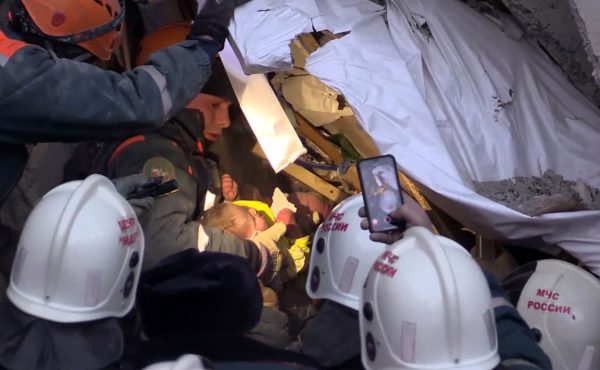 Russische baby na 35 uur levend onder het puin gevonden