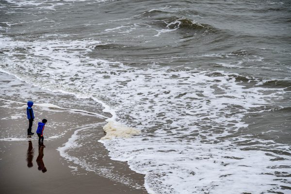 Aangespoelde spullen op Terschelling mogen zo meegenomen worden (en dat gebeurt dus ook)