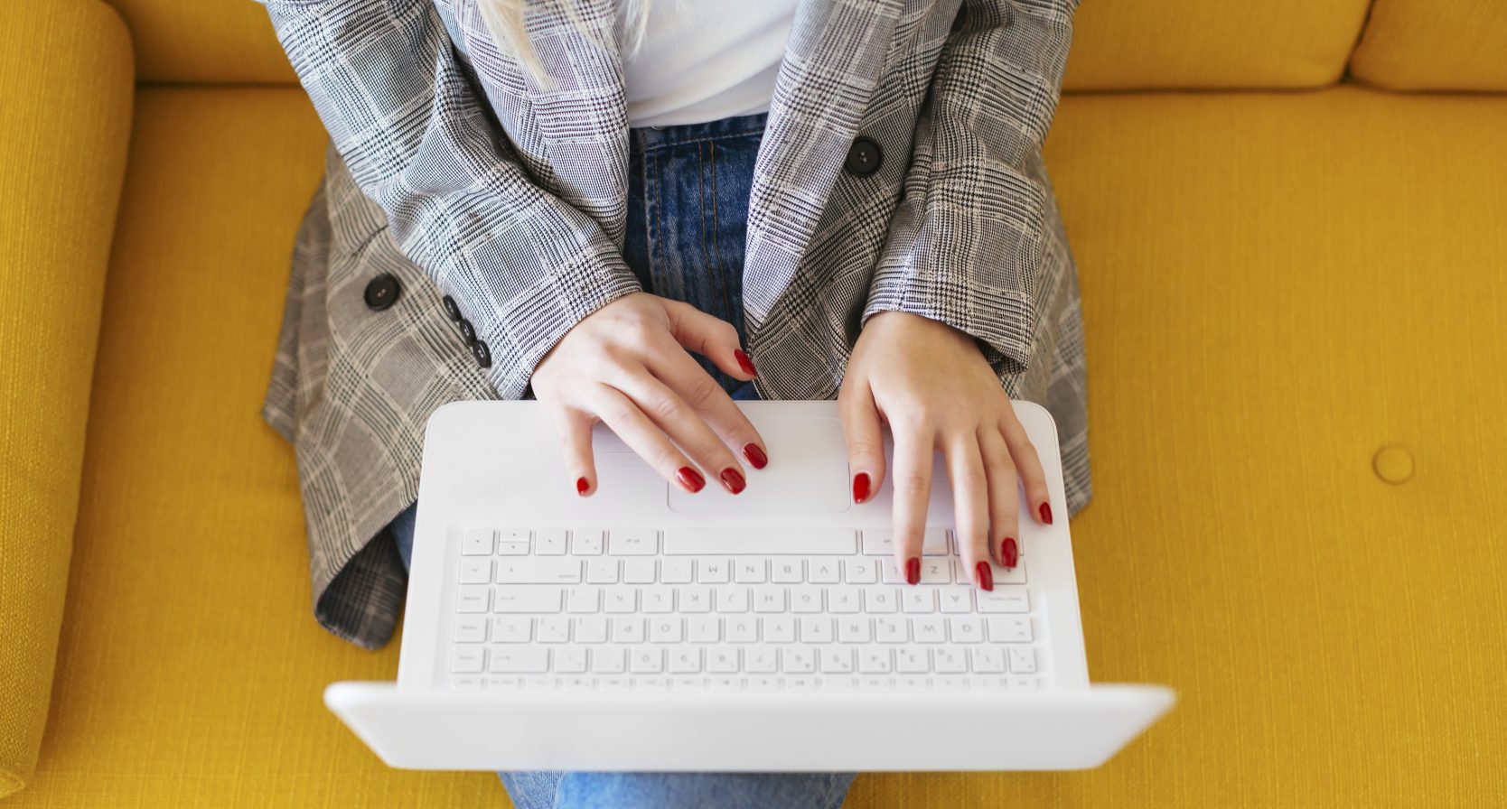 Vrouw met een laptop op schoot