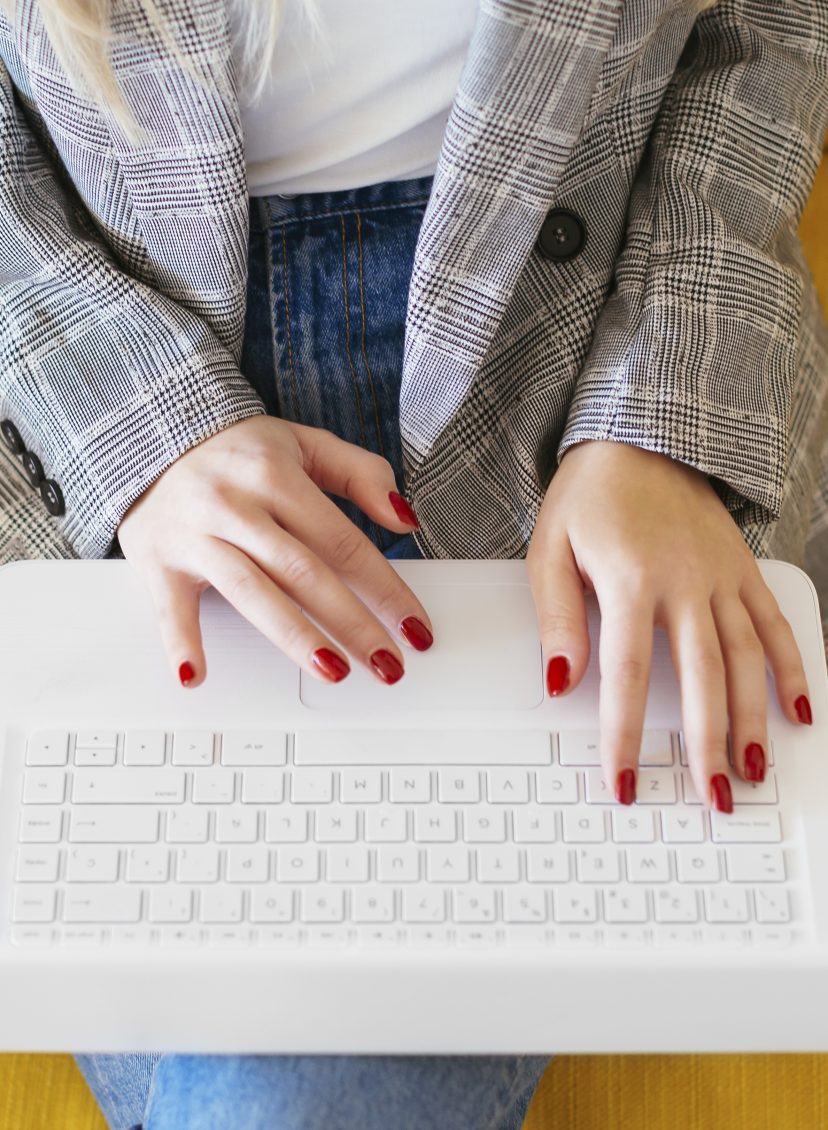 Vrouw met een laptop op schoot