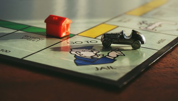 Verlaat de gevangenis zonder te betalen: man zet Monopoly-kaart in na arrestatie