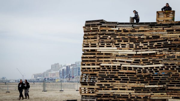 Opbouw vreugdevuur Scheveningen