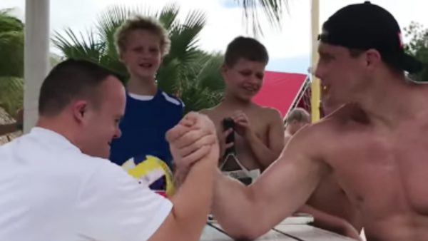 Rico Verhoeven tegenkomen op Curaçao betekent na-tuur-lijk een potje armpje drukken