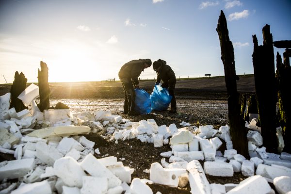 Massale steun voor 'Eilandmeisje' na oproep om strand mee op te ruimen