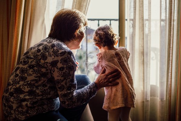 Aanzienlijk deel oppas-oma's en opa's vindt op kleinkinderen passen uitputtend