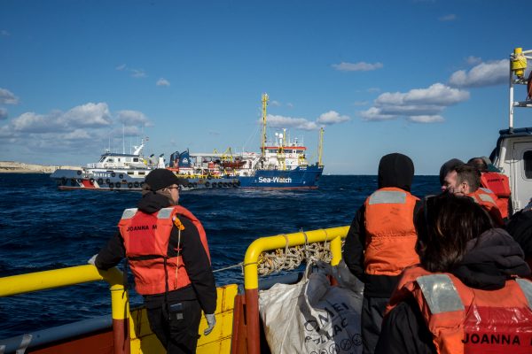 Waarom een schip met 32 migranten al dertien dagen voor de kust van Malta vaart
