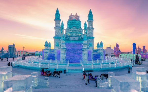 Magisch mooi: 's werelds grootste ijs- en sneeuwfestival in China weer van start