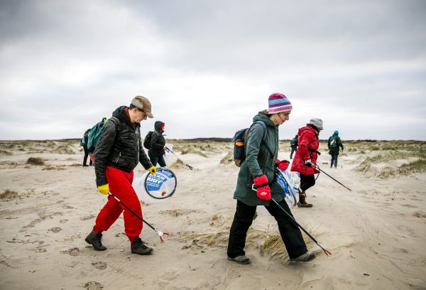 Reder wil kosten schoonmaken kust betalen, ministerie bedankt opruimers