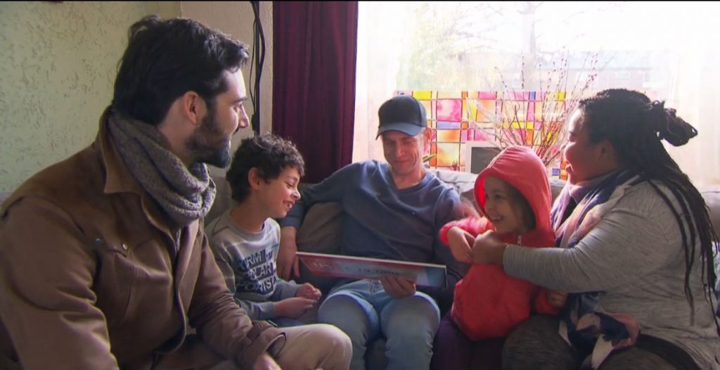 Ruben Hein verrast gezin met zieke vader met zijn verdiende prijzengeld in 'Weet Ik Veel'