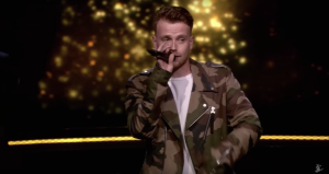 Thumbnail voor 'The Voice'-kandidaat Ginger valt af tijdens battles, maar tekent platencontract bij Mr. Probz