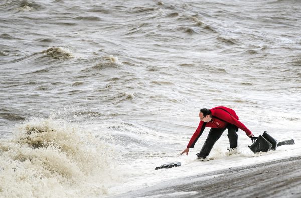 Zware windstoten en heel veel water: dit doet de storm met Nederland in beeld