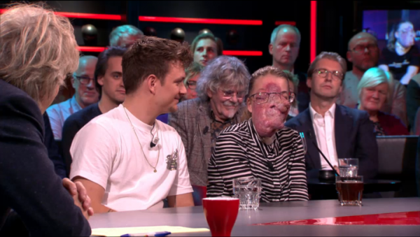 Esmee heeft bloedvatmisvorming en maakt veel indruk in 'DWDD': 'Ik ben ook gewoon een meisje'