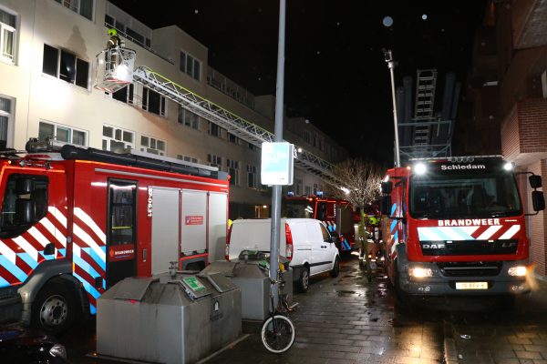 Persoon springt van tweede verdieping bij brand Rotterdam: in totaal acht gewonden