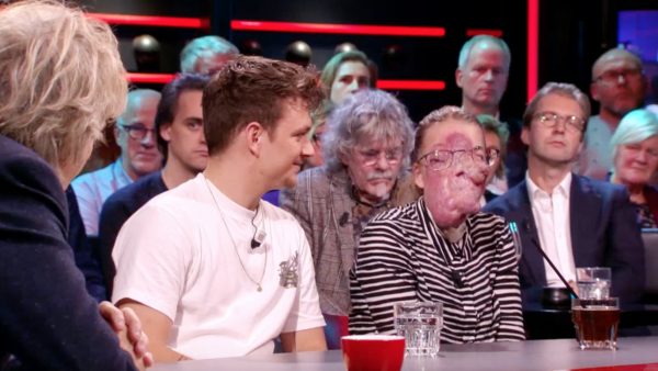 Esmee heeft bloedvatmisvorming en maakt veel indruk in 'DWDD': 'Ik ben ook gewoon een meisje'