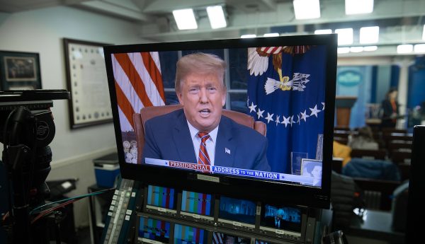 Opmerkelijk: Trump houdt pleidooi voor muur in live-toespraak vanuit Oval Office