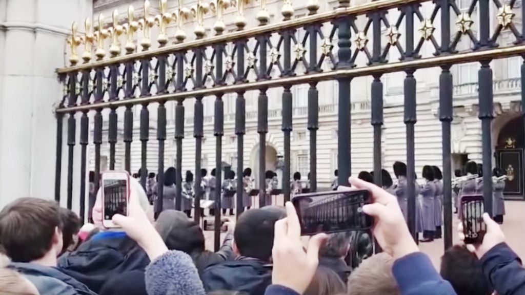Buckingham Palace viert met indrukwekkend eerbetoon het succes van 'Bohemian Rhapsody'