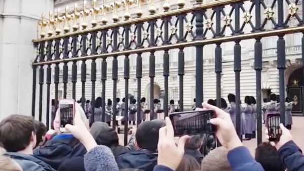 Buckingham Palace viert met indrukwekkend eerbetoon het succes van 'Bohemian Rhapsody'