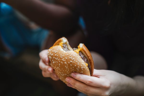 'Harde aanpak nodig': plannen voor verbod op fastfoodkramen bij scholen
