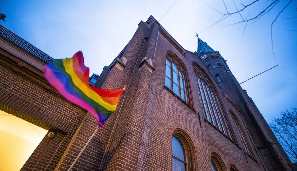 Grijste maand van het jaar nog nooit zo kleurrijk: regenboogvlaggen door het hele land