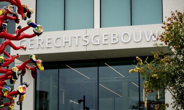 Geadopteerde Dilani (26) sleept overheid voor rechter omdat ze biologische ouders niet kan opsporen