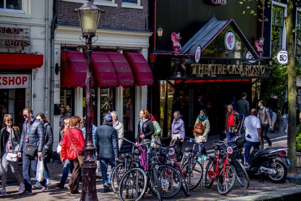 Amsterdamse ombudsman wil leeftijdsbeperking op de Wallen