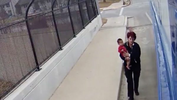 Amerikaanse buschauffeur redt achtergelaten peuter van de weg