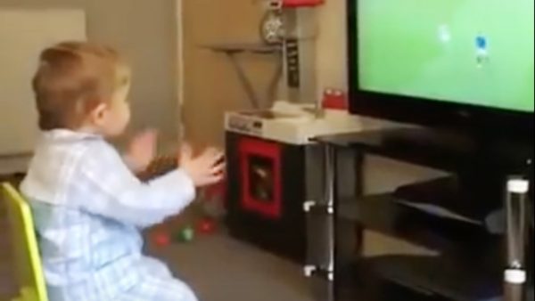 Blij ei: koter is fan en zijn reactie is héérlijk