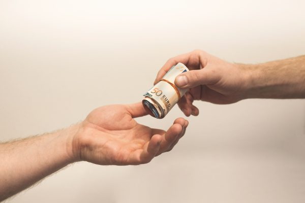 Crowdfundingsacties: je helpt er niet altijd iemand mee