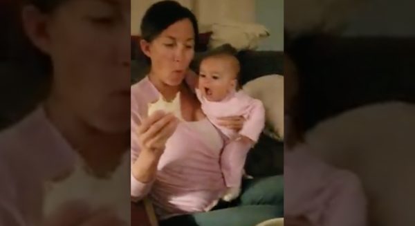 Moeder deelt (té lieve) video van baby die ook een hapje burrito wil