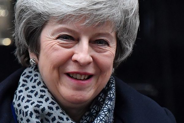 May overleeft motie van wantrouwen en blijft aan als Britse premier