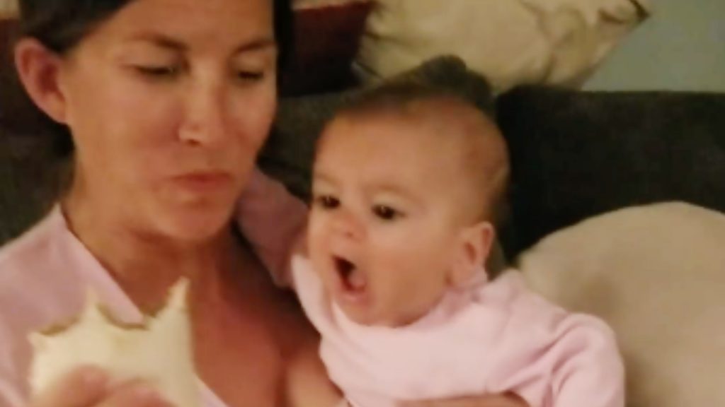 Moeder deelt (té lieve) video van baby die ook een hapje burrito wil