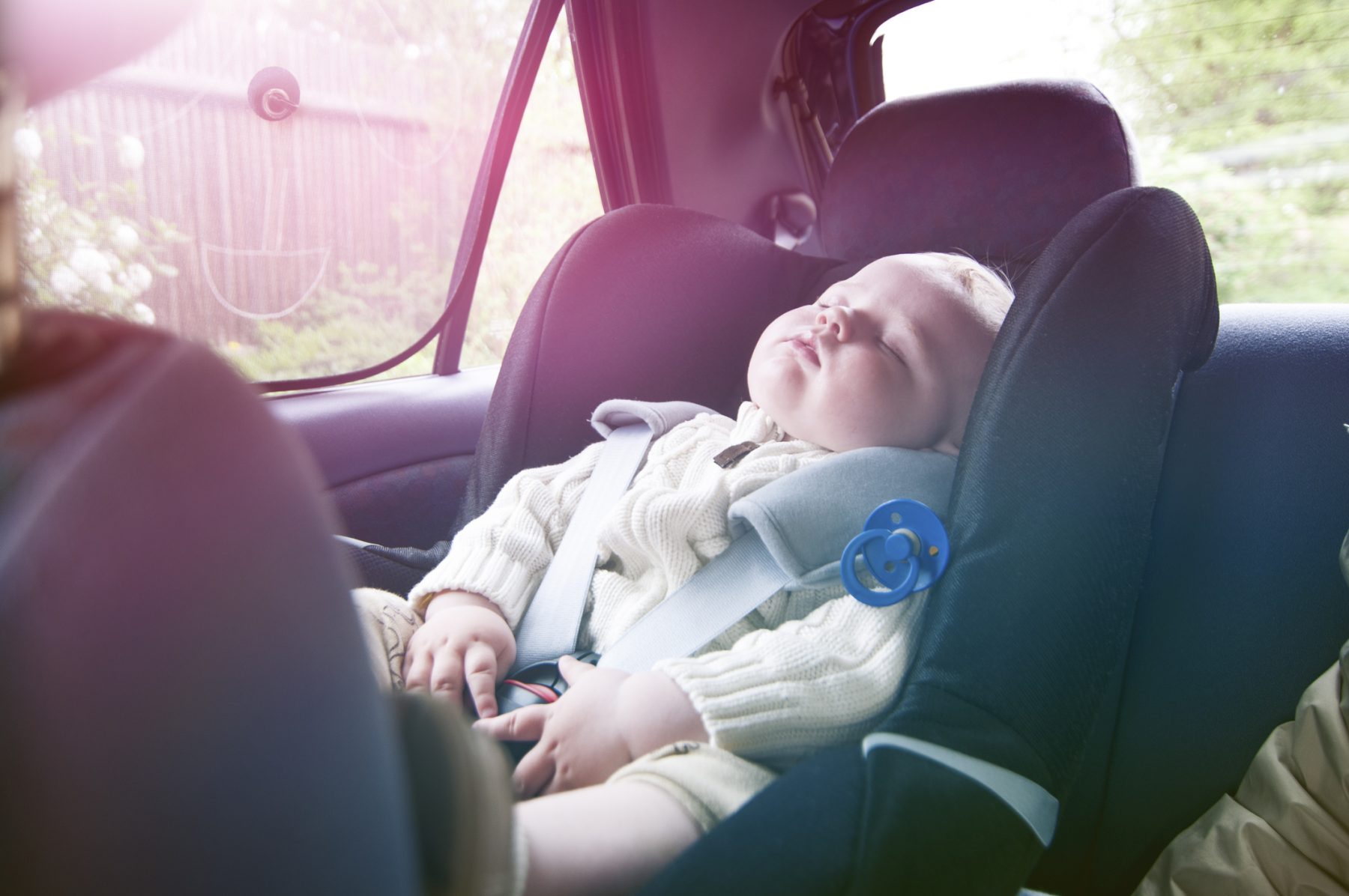 Peuter (2) valt met kinderzitje en al uit rijdende auto, man schiet te hulp