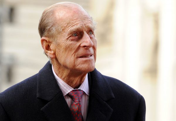 Foto's van prins Philip (97) zonder gordel achter het stuur leiden tot kritiek en onbegrip