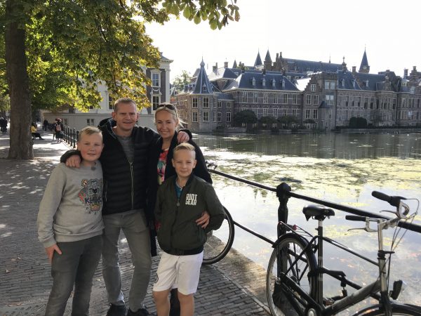 Brabantse familie voelt zich mijlenver van huis in Den Haag in 'Jouw Stad, Ons Dorp'