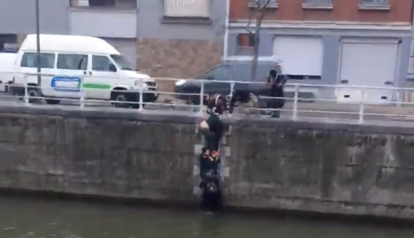 Heldendaad in Molenbeek: jongeren redden kleuter uit kanaal