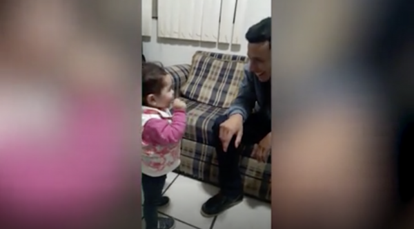 Dit meisje (2) weet als geen ander hoe ze met haar dove vader moet communiceren