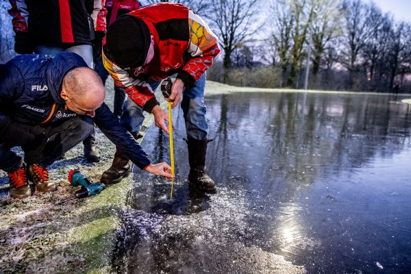 Witte rook: eerste marathon natuurijs weer in Haaksbergen