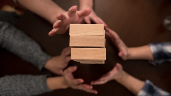 Man blaast niet de toren, maar z'n vrienden omver met legendarische Jenga-move
