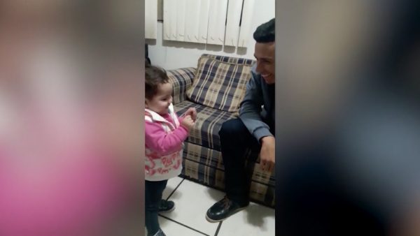 Dit meisje (2) weet als geen ander hoe ze met haar dove vader moet communiceren