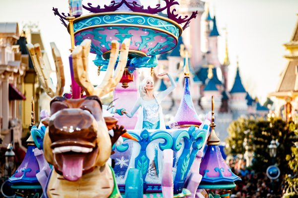 Deze trein wil je niet missen: Disney viert nieuw traject met sprookjesachtig voertuig