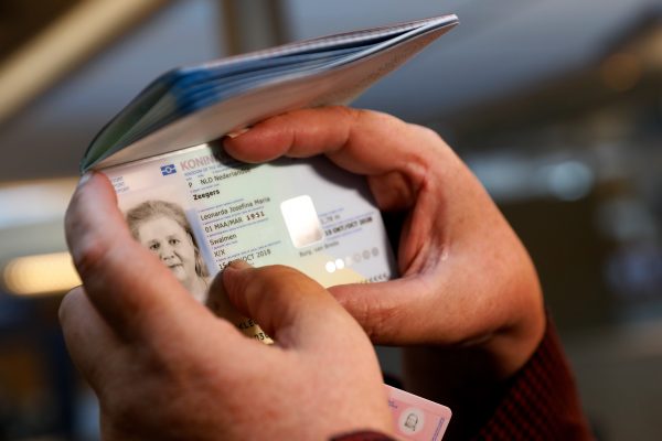 Krijgen van een genderneutraal paspoort wordt toch niet makkelijker