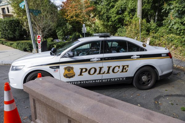 Amerikaanse politie geeft uitleg over peuter (2) die zich 'overgeeft' bij arrestatie vader