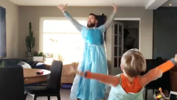 Kijk ze gáán: vól overgave dansen vader en zoon op 'Let It Go'