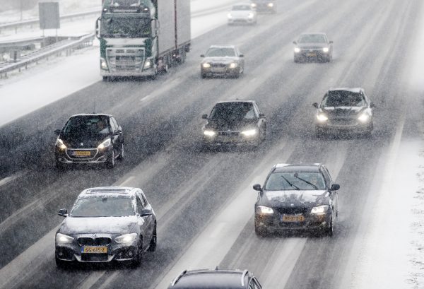 Misschien nog even niet de auto in: sneeuw zorgt voor drukste spits ooit