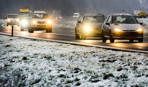 Het is gestopt met sneeuwen, maar let op: op de weg is het nog verraderlijk glad